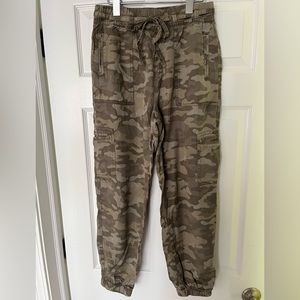 Women’s American Eagle Camo Cargo Joggers Pants - Small - NWOT